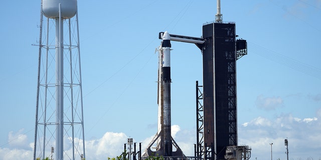 A SpaceX Falcon rocket sits on Launch Complex 39A Tuesday, 四月 26, 2022, at the Kennedy Space Center in Cape Canaveral, 弗拉. Four astronauts are scheduled to fly on SpaceX's mission to the International Space Station Wednesday morning. (AP Photo/Chris O'Meara)