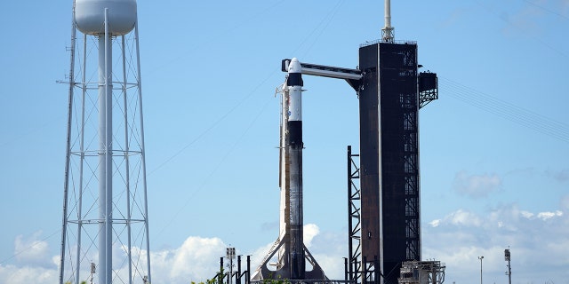 Sebuah roket SpaceX Falcon berada di Launch Complex 39A Selasa, 26 April 2022, di Kennedy Space Center di Cape Canaveral, Florida. 