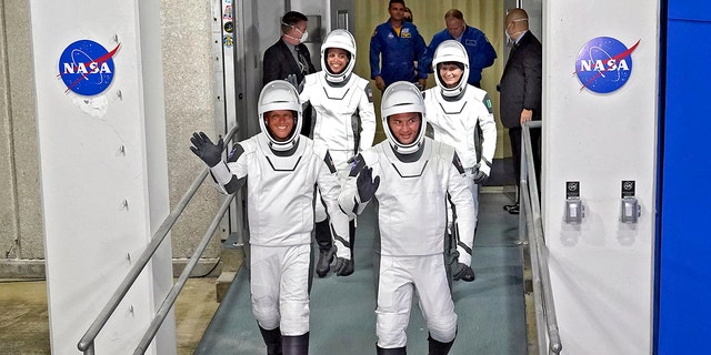 SpaceX Crew-4 宇航员（左）、飞行员 Bob Hines、任务专家 Jessica Watkins、指挥官 Kjell Lindgren 和来自意大利的欧洲宇航员 Samantha Cristoforetti 在他们离开运营大楼并登上飞往 Launch Complex 39 的航班时挥手致意 - 2022 年 4 月 27 日，星期三，在佛罗里达州卡纳维拉尔角的肯尼迪航天中心。 