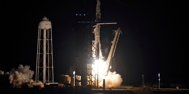 SpaceX 猎鹰 9 号火箭于 2022 年 4 月 27 日星期三在佛罗里达州卡纳维拉尔角的肯尼迪航天中心从发射场 39-A 升空。 