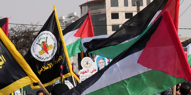 نشطاء الجهاد الإسلامي يلوحون بأعلامهم الوطنية خلال مظاهرة بمناسبة القدس أو يوم القدس على الطريق الرئيسي في مدينة غزة ، الجمعة ، 29 أبريل 2022 (AP Photo / Adel Hana)