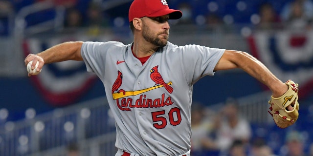 성. Louis Cardinals' starting pitcher Adam Wainwright delivers against the Miami Marlins during the first inning of a baseball game Tuesday, 4 월 19, 2022, 마이애미.