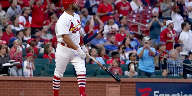 성. Louis Cardinals' Albert Pujols watches his solo home run during the first inning of a baseball game against the Kansas City Royals Tuesday, 4 월 12, 2022, 세인트에서. Louis.