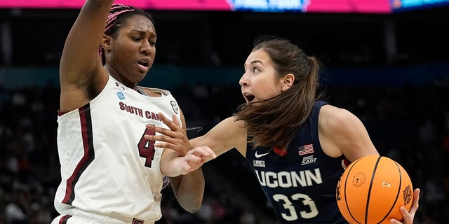 UConn's Caroline Ducharme tries to get past South Carolina's Aliyah Boston during the first half of a college basketball game in the final round of the Women's Final Four NCAA tournament Sunday, 4 월 3, 2022, 미니애폴리스에서.