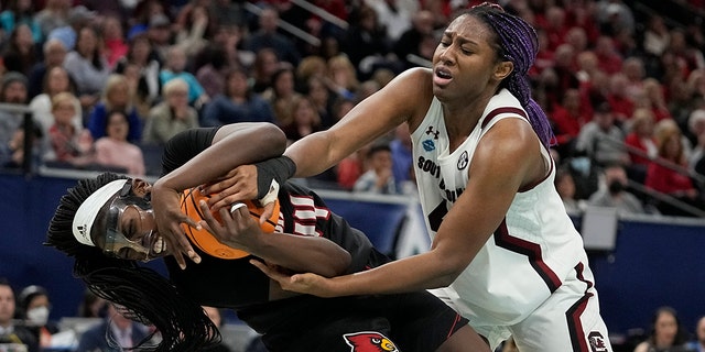 South Carolina's Aliyah Boston fouls Louisville's Olivia Cochran during the second half of a college basketball game in the semifinal round of the Women's Final Four NCAA tournament Friday, abril 1, 2022, en Minneapolis.
