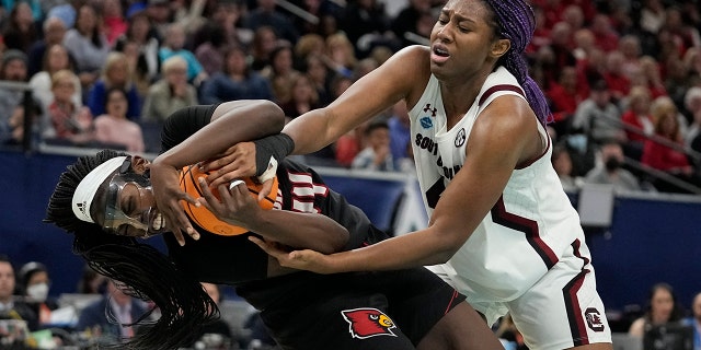 South Carolina's Aliyah Boston fouls Louisville's Olivia Cochran during the second half of a college basketball game in the semifinal round of the Women's Final Four NCAA tournament Friday, abril 1, 2022, en Minneapolis.