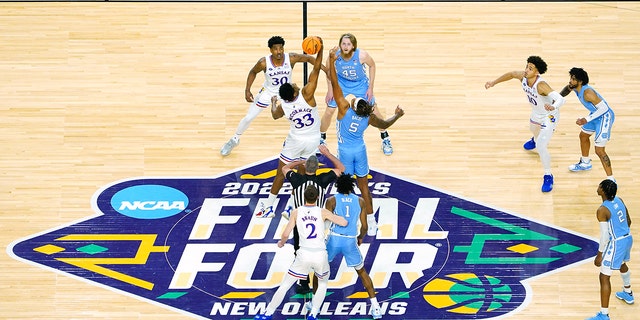 David McCormack #33 of the Kansas Jayhawks and Armando Bacot #5 of the North Carolina Tar Heels jump for the opening tipoff in the 2022 NCAA Men's Basketball Tournament National Championship game at Caesars Superdome on April 04, 2022 in New Orleans, 路易斯安那州.