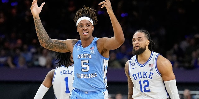 North Carolina's Armando Bacot (5) reacts to a play during the first half of a college basketball game against Duke in the semifinal round of the Men's Final Four NCAA tournament, 星期六, 四月 2, 2022, in New Orleans.