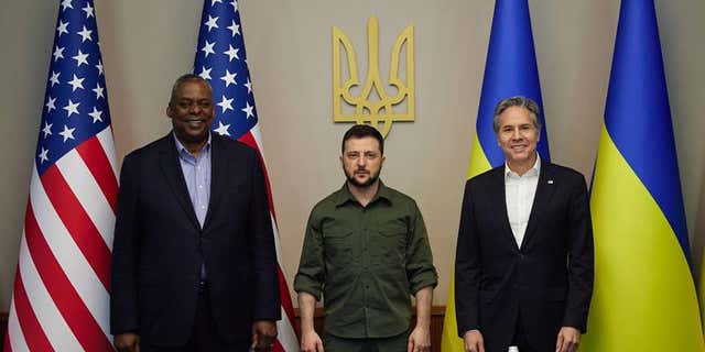 U.S. Secretary of Defense Lloyd Austin (L), Ukraine President Volodymyr Zelenskyy (Centro), NOI. Segretario di Stato Antony Blinken (R)