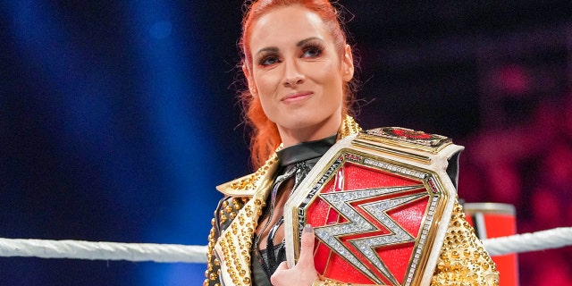 Becky Lynch defends her title against Bianca Belair.