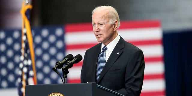 El presidente Joe Biden pronuncia comentarios sobre la Ley de Infraestructura Bipartidista el 19 de abril de 2022 en Portsmouth, New Hampshire.  (Foto de Scott Eisen/Getty Images)
