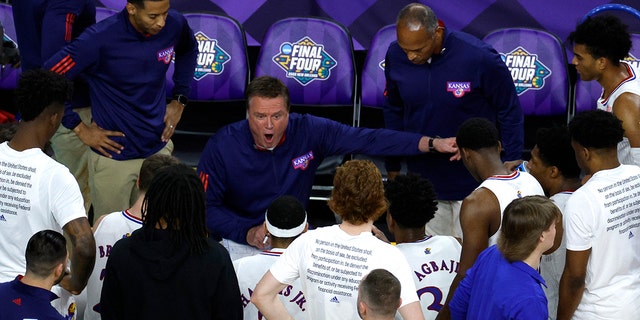 Head coach Bill Self of the Kansas Jayhawks talks with his team during a timeout in the first half of the game against the North Carolina Tar Heels during the 2022 NCAA Men's Basketball Tournament National Championship at Caesars Superdome on April 04, 2022 in New Orleans, Louisiana.