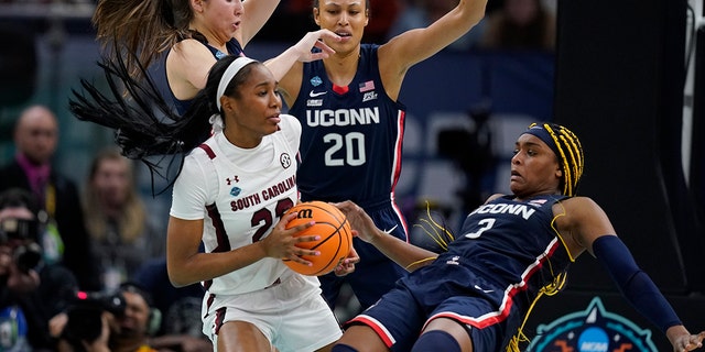 South Carolina's Bree Hall battles with UConn's Aaliyah Edwards during the second half of a college basketball game in the final round of the Women's Final Four NCAA tournament Sunday, 4 월 3, 2022, 미니애폴리스에서.
