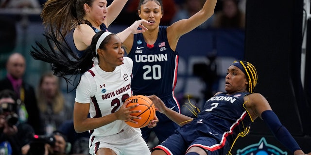 South Carolina's Bree Hall battles with UConn's Aaliyah Edwards during the second half of a college basketball game in the final round of the Women's Final Four NCAA tournament Sunday, 4 월 3, 2022, 미니애폴리스에서.