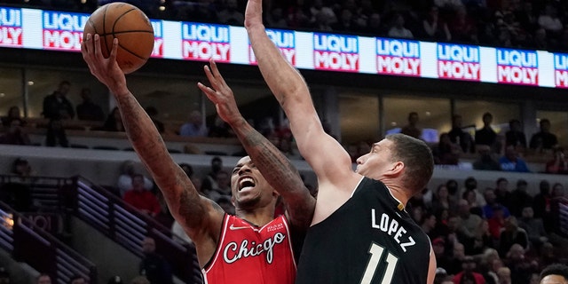 Milwaukee Bucks center Brook Lopez, 권리, defends against Chicago Bulls forward DeMar DeRozan during the first half of an NBA basketball game Tuesday, 4 월 5, 2022, 시카고에서.