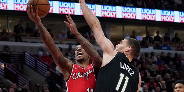 Milwaukee Bucks center Brook Lopez, 권리, defends against Chicago Bulls forward DeMar DeRozan during the first half of an NBA basketball game Tuesday, 4 월 5, 2022, 시카고에서.