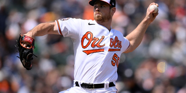 Baltimore Orioles starting pitcher Bruce Zimmermann (50) delivers a pitch during the third inning of a baseball game against the New York Yankees, Domenica, aprile 17, 2022, a Baltimora.
