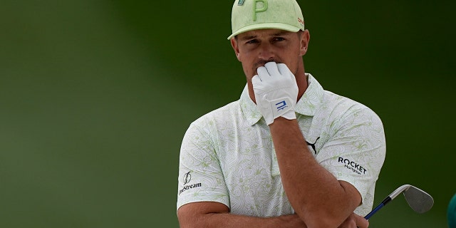 Bryson DeChambeau chờ đợi để thực hiện cú đánh của mình vào boongke thứ bảy trong vòng hai tại giải gôn Masters vào thứ Sáu, ngày 8 tháng 4 năm 2022, ở Augusta, Ga.