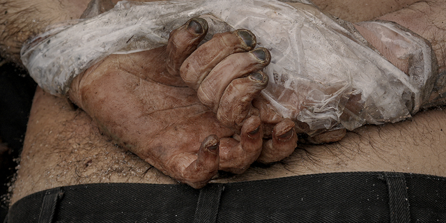 AVERTISSEMENT : IMAGE GRAPHIQUE : Le corps sans vie d'un homme avec les mains liées derrière le dos gît sur le sol à Bucha, en Ukraine, dimanche.