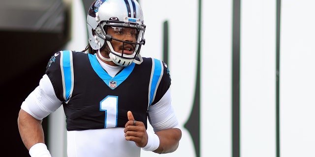 Cam Newton #1 de los Carolina Panthers se calienta antes de un partido contra los Tampa Bay Buccaneers en el Estadio Raymond James el 9 de enero de 2022 en Tampa, Florida.