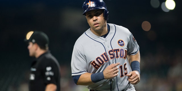 Carlos Beltrán de los Astros de Houston anota con una volea de sacrificio cargada de bases por Alex Bregman en la tercera entrada contra los Marineros de Seattle en el Safeco Field el 5 de septiembre de 2017 en Seattle.