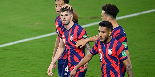 ABD'li Christian Pulisic, 27 Mart 2022'de Orlando, Florida'daki Exploria Stadyumu'nda Panama ve USMNT arasında oynanan FIFA Dünya Kupası eleme maçında takım arkadaşlarıyla birlikte attığı golleri kutluyor.
