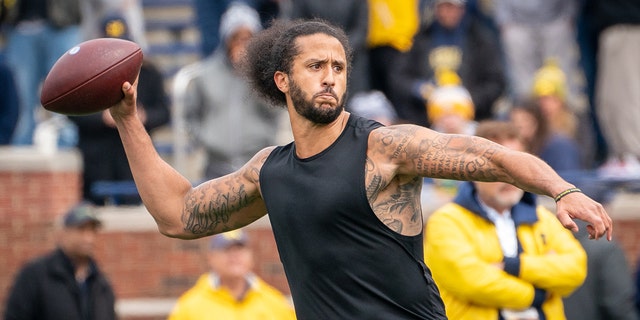Colin Kaepernick participates in a throwing exhibition during halftime of the Michigan spring football game at Michigan Stadium April 2, 2022, in Ann Arbor, 我.
