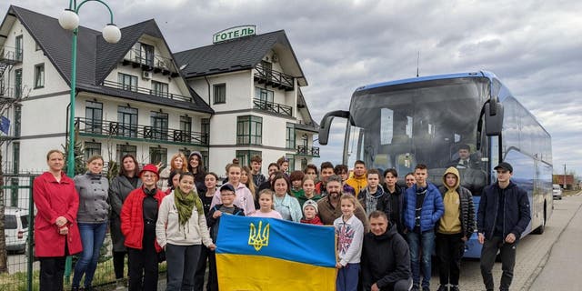 Project DYNAMO hat am Wochenende 60 Menschen gerettet, wie eine neue Pressemitteilung enthüllt.  Die Evakuierten wurden in eine sichere Zone in der Ukraine namens Club DYNAMO eskortiert.
