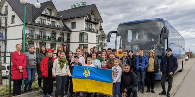 Project DYNAMO hat am Wochenende 60 Menschen gerettet, wie eine neue Pressemitteilung enthüllt. Die Evakuierten wurden in eine sichere Zone in der Ukraine namens Club DYNAMO eskortiert.