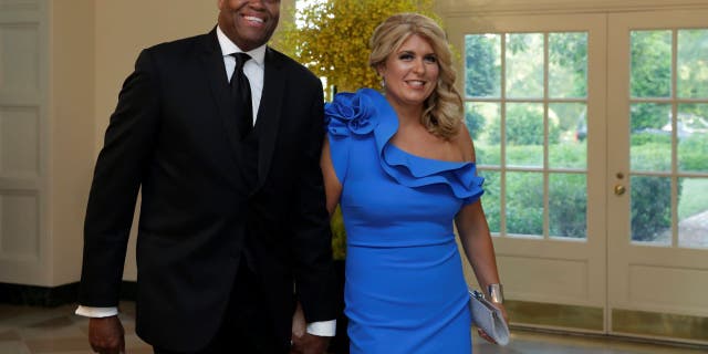Michelle Obama's nephews kicked out of school after parents file racism complaint: lawsuit 2 Craig Robinson and his wife Kelly Robinson arrive at a State Dinner honoring Prime Minister Lee Hsien Loong of Singapore (YURI GRIPAS/AFP via Getty Images)