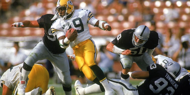 Darrell Thompson #39 of the Green Bay Packers carries the ball during a November 1990 season game against the Los Angeles Raiders in Los Angeles, California.