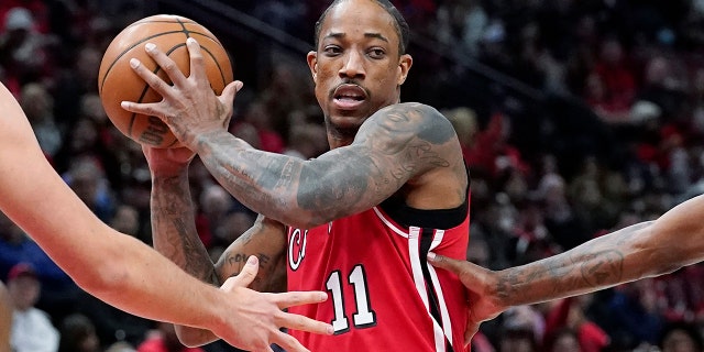 Chicago Bulls forward DeMar DeRozan looks to pass during the first half of the team's NBA basketball game against the Los Angeles Clippers in Chicago, 목요일, 행진 31, 2022.