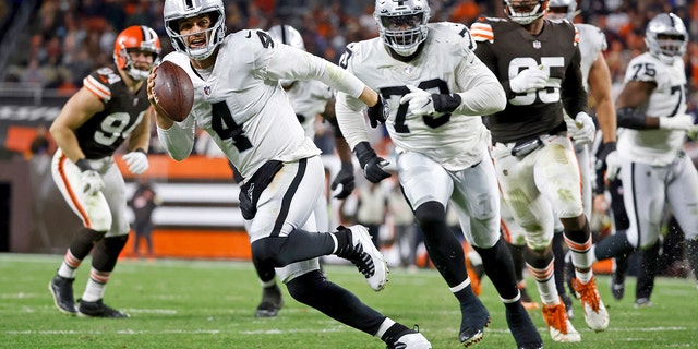 파일 - Las Vegas Raiders quarterback Derek Carr (4) runs with the ball during an NFL football game against the Cleveland Browns on Monday, 12 월. 20, 2021, 클리블랜드. 