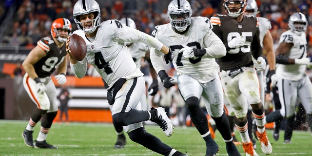 El mariscal de campo de los Raiders de Las Vegas, Derek Carr (4), corre con el balón durante un partido contra los Browns de Cleveland el 20 de diciembre de 2021 en Cleveland. 