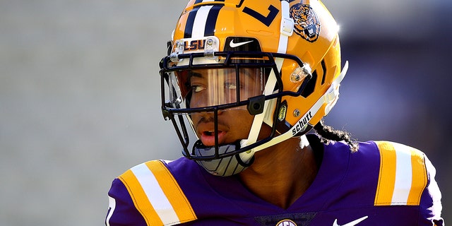 Derek Stingley Jr. #7 of the LSU Tigers warms up prior to a game against the Central Michigan Chippewas at Tiger Stadium on September 18, 2021 in Baton Rouge, 루이지애나.