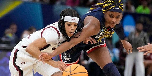 South Carolina's Destanni Henderson and UConn's Aaliyah Edwards go after a loose ball during the second half of a college basketball game in the final round of the Women's Final Four NCAA tournament Sunday, 4 월 3, 2022, 미니애폴리스에서.