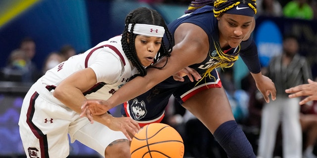 South Carolina's Destanni Henderson and UConn's Aaliyah Edwards go after a loose ball during the second half of a college basketball game in the final round of the Women's Final Four NCAA tournament Sunday, 4 월 3, 2022, 미니애폴리스에서.
