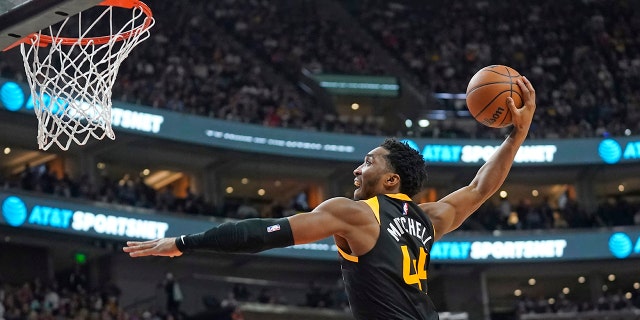 Utah Jazz guard Donovan Mitchell goes to the basket for a dunk against the Los Angeles Lakers during the second half of an NBA basketball game Thursday, marzo 31, 2022, a Salt Lake City.