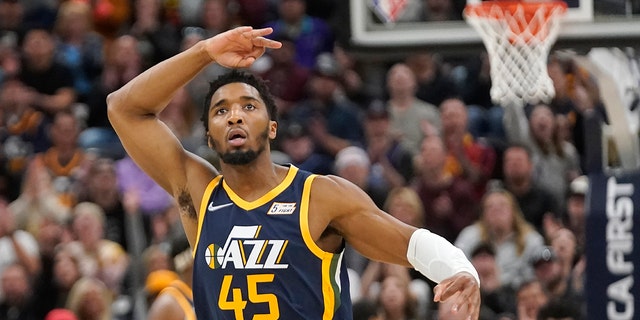 Utah Jazz guard Donovan Mitchell (45) celebrates after making a 3-pointer during the second half of the team's NBA basketball game against the Memphis Grizzlies on Tuesday, 4 월 5, 2022, in Salt Lake City.
