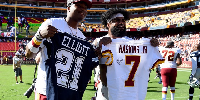Dwayne Haskins #7 der Washington Redskins und Ezekiel Elliott #21 der Dallas Cowboys posieren für ein Foto, nachdem sie am Ende eines FedExField-Spiels am 15. September 2019 in Landover, Maryland, die Trikots getauscht haben.