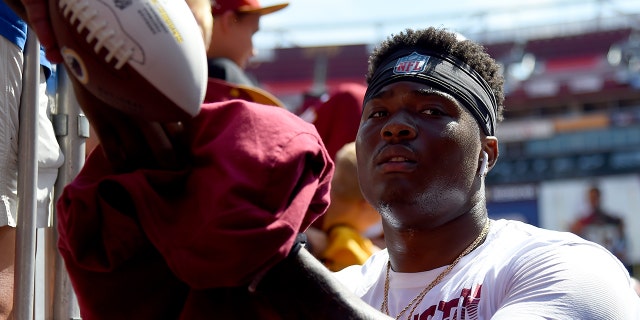 Dwayne Haskins #7 der Washington Redskins gibt Autogramme für Fans vor einem Spiel gegen die Dallas Cowboys bei FedExField am 15. September 2019 in Landover, Maryland.