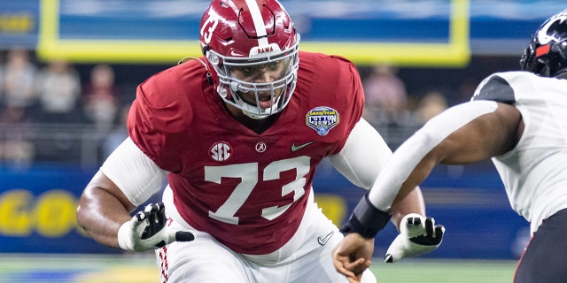 Alabama Crimson Tide offensive tackle Evan Neal blocks against the Cincinnati Bearcats on Dec. 31, 2021, at AT&T Stadium in Arlington, Texas.