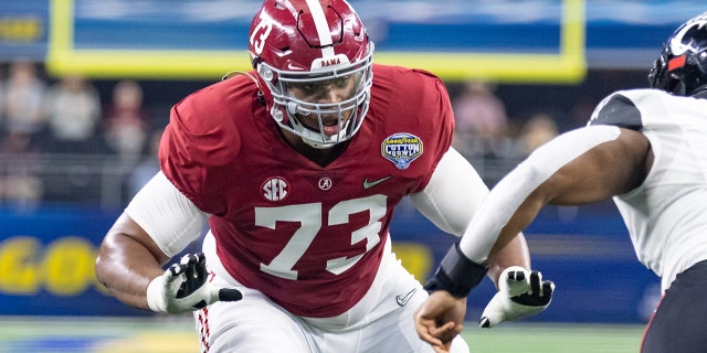 Alabama Crimson Tide offensive tackle Evan Neal blocks against the Cincinnati Bearcats on Dec. 31, 2021, at AT&amp;T Stadium in Arlington, Texas.