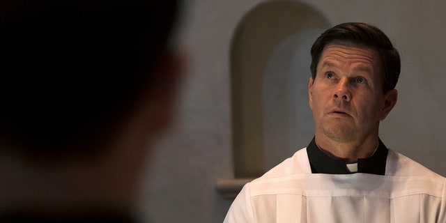 Mark Wahlberg, um católico devoto, interpreta o padre Stuart Long na vida real na cinebiografia.