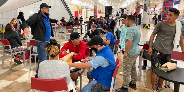 Un cuarto autobús de inmigrantes de Texas llegó a Washington, DC, cerca del Capitolio de los EE. UU. el sábado 16 de abril de 2022.