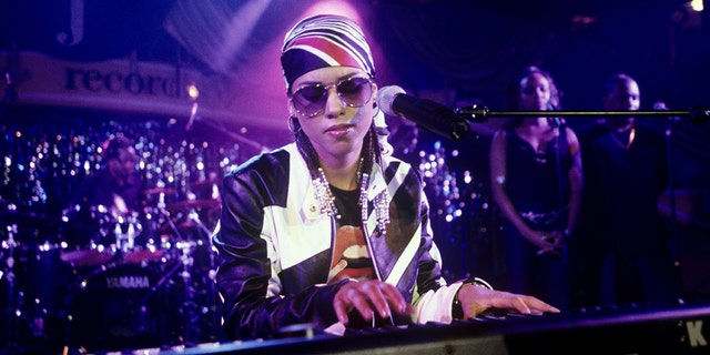 Alicia Keys on tour in Munich, Germany, on Sept. 7, 2001. (Fryderyk Gabowicz/picture alliance via Getty Images)