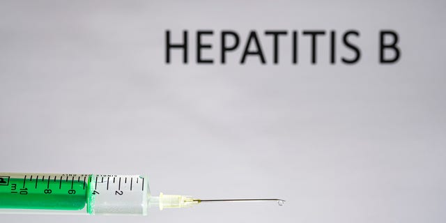 يُظهر هذا الرسم التوضيحي للصور حقنة يمكن التخلص منها بإبرة ، HEPATITIS B مكتوب على لوحة بيضاء خلفها.  (توضيح الصورة بقلم فرانك بينيفالد / LightRocket عبر Getty Images)