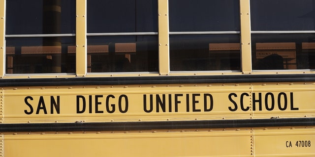 Les étiquettes du district scolaire unifié de San Diego sont visibles sur Navistar International Corp.  dans le bus scolaire.