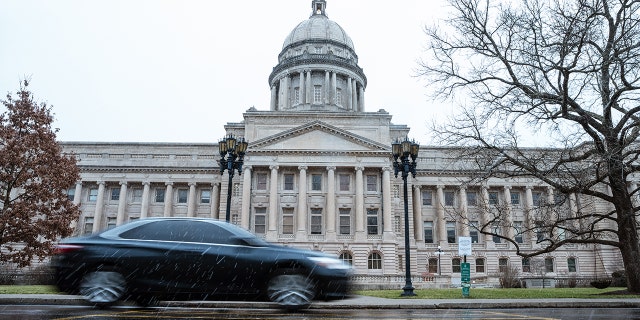 Une voiture est vue en train de rouler près du Capitole le 16 janvier 2021 à Frankfort, Kentucky.