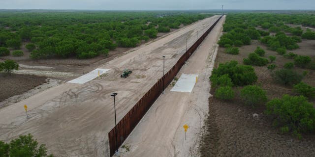 A photo taken on March 30, 2021 shows a general view of an unfinished section of a border wall that former US president Donald Trump tried to build near the southern Texas border city of Roma. - The 11,000 inhabitants of the Texas border town Roma have been living with illegal immigrants for decades. Many have mixed feelings about the new arrivals: empathy and compassion on the one hand - especially since many of their family members also arrived in the United States illegally - but also concern and fear about the growing number of migrants in recent months. Sometimes 500 per night, many of them families or unaccompanied minors. (Photo by Ed JONES / AFP)